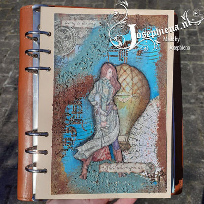 Een stoere art journal pagina gemaakt met papier en stencil van Stamperia uit de Lady Vagebond collectie. Daarnaast zijn stempels van Gummiapan en verf, pasta's van Cadence gebruikt.